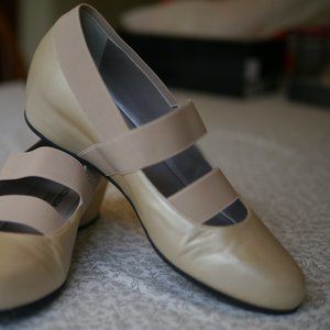 Aquatalia by Marvin K. Unique Wedge Pump